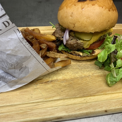 Classic burger servi avec des frites maison image