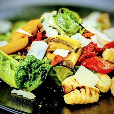 Insalata di spinacini, gnocchi e verdure grigliate, scaglie di parmigiano e riduzione di aceto balsamico image