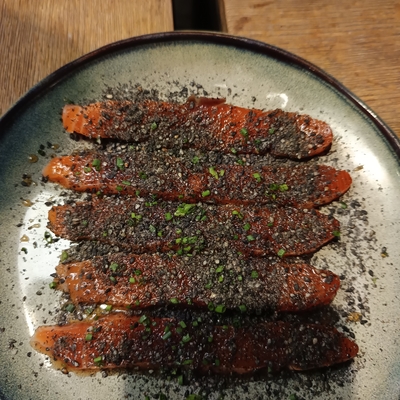 Tataki de saumon, miel, gingembre, sésame image