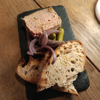 Terrine de foies de canard, toast & pickles image