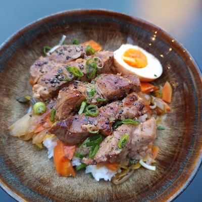 Échine de cochon, mariné au soja, légumes sautés et riz japonais image