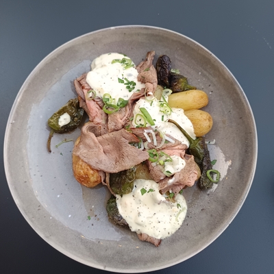 Veau rôti, pommes de terre grenaille, sauce gribiche image