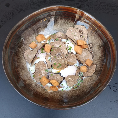 OEUFS 63° GARNITURE Bourguignonne TRUFFE D'ÉTÉ RÂPÉ image