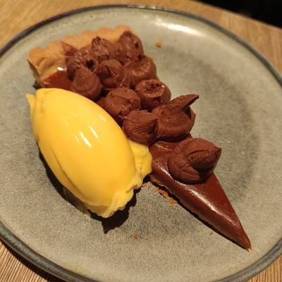 Tarte chocolat caramel au café, sorbet orange image