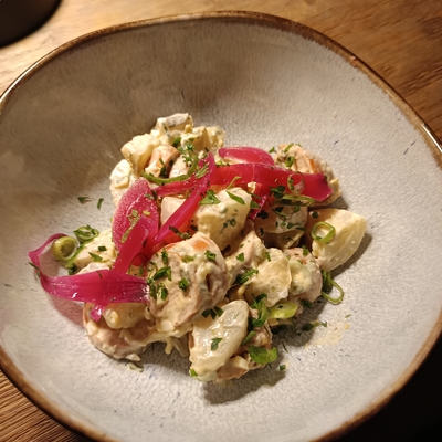 Salade de topinambours, saucisses fumées image