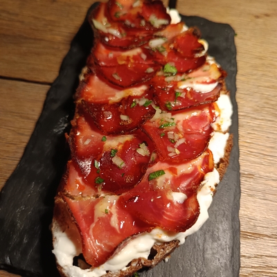 Tartine de chèvre, miel, lomito image