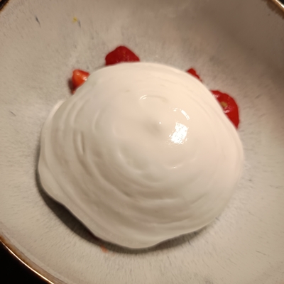 Salade de fraise a l'estragon, mousse de brebis image