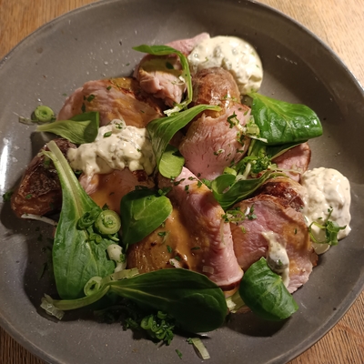 Tartare de boeuf au couteau huile d'ail gingembre soja et coriandre pomme de terre grenaille rôti image