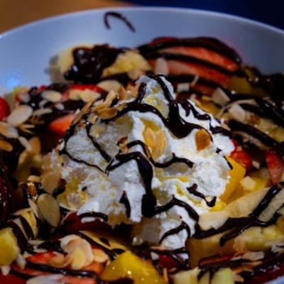 Salade de fruits (servie avec crème fouettée et amandes) image