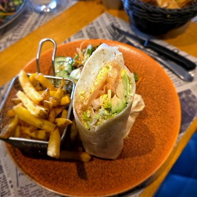Wrap saumon fumé et crudités, frites & salade image