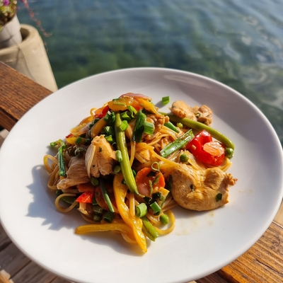 Poulet avec légumes et linguine image