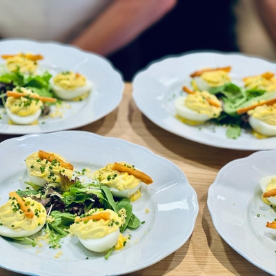 Oeufs mimosa,mayonnaise, roquette et gressini au parmesan image