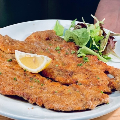 Escalope de veau oreille d'éléphant panée,pommes frites et mesclun de salade image