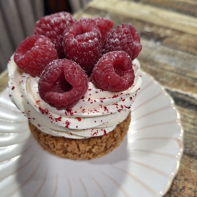 Choux vanille framboises image