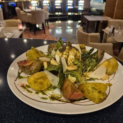 Salade de tomates quatre couleurs, burrata image
