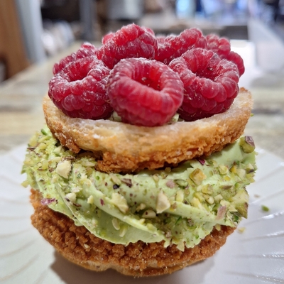 Choux framboises pistache image