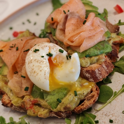 Tartines: duo d'avocats, saumon gravlax maison et oeuf mollet image
