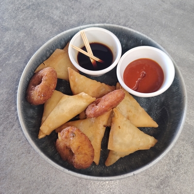 Assiette de tapas créole artisanale image