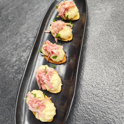 Sablé au foie gras et jambon truffé image