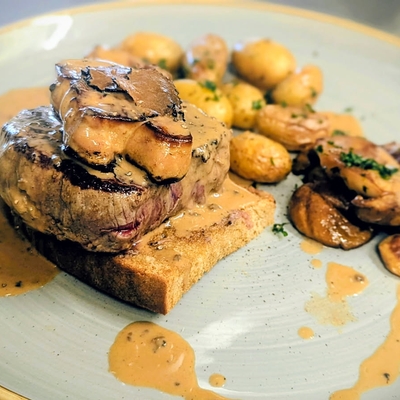 Filetto di manzo alla Rossini, porcini trifolati e patate novelle saltate image