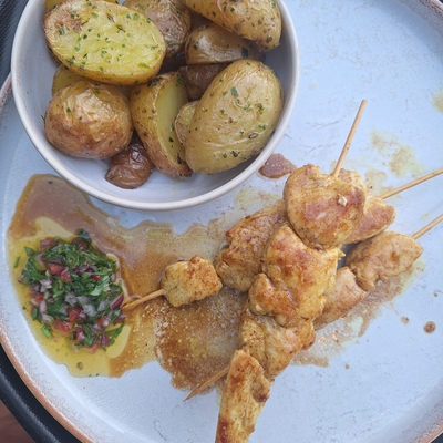 Brochette de poulet au curry, 1 accompagnement au choix image
