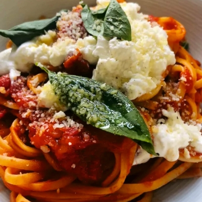 Linguine con pomodori, burrata e olive Taggiasca image