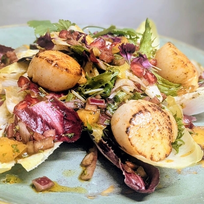 Insalata di capesante scottate, indivia, mango e chorizo image