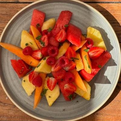 Assiette de fruits frais image