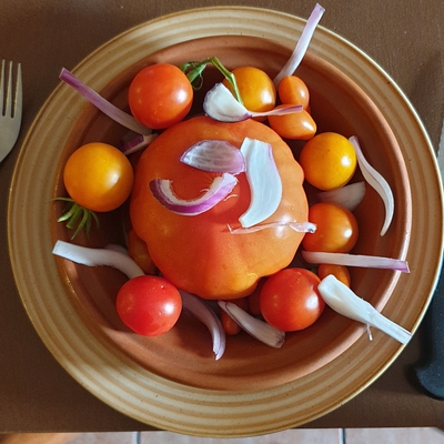 Tomates entières du jardin, oignons huile d'olive et basilic image