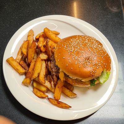 Cheese burger [ servie avec des frites maison ] image