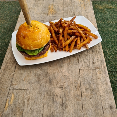 Burger traditionnel bien coulant image