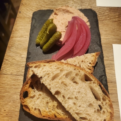Terrine de foies de canard, toasts & pickles image