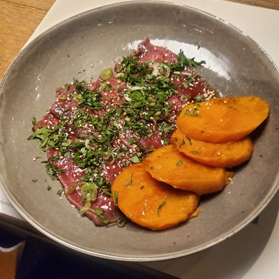 Tataki de bœuf, vinaigrette d'herbes, patate douce image