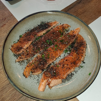 Tataki de saumon, miel gingembre et sésame image