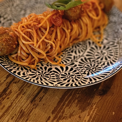 Pasta aglio e olio e polpetta image