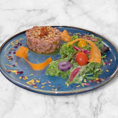 Tartare di vitello al pesto di rucola e pomodori confit image