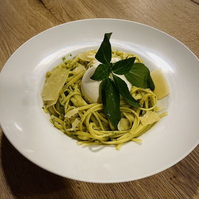 Linguine pesto burrata image