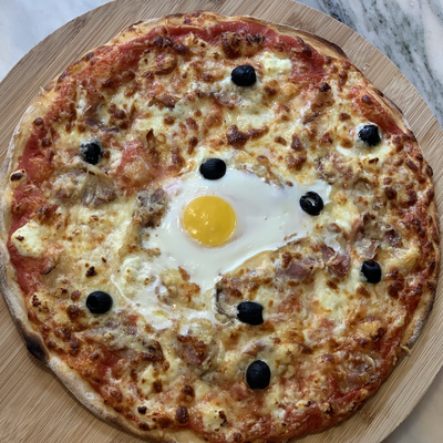 L’Appollu : tomate, mozzarella, emmental, pancetta, chèvre frais, œuf, olives image