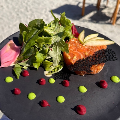 Tartare de saumon frais mariné et son mesclun image