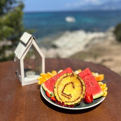 assiette de fruits frais image