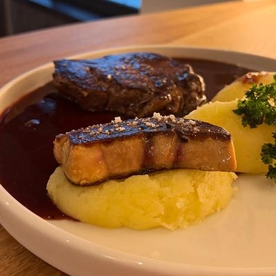 filet de boeuf francais, foie gras poelé, sauce au vin, purée de pommes de terre image