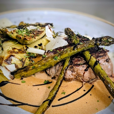 Filetto di manzo, crema di parmigiano, fiori di carciofo e asparagi image
