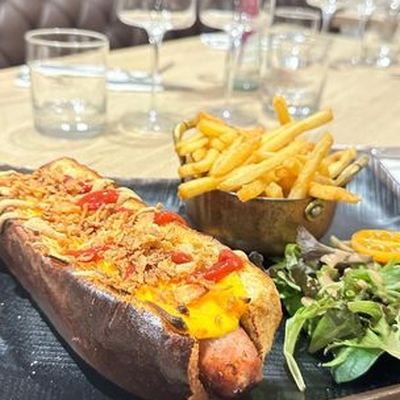 Hot-Dog brioché à la chaire de Crabe, Brousse et Cédrat, frites de patate douce image