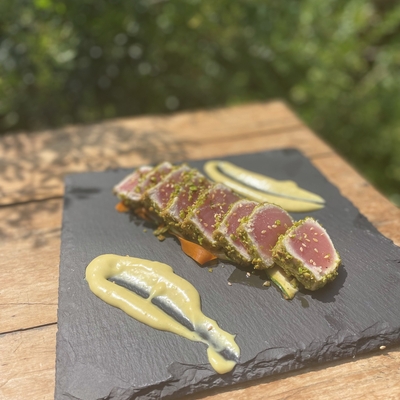 Tataki de thon à  la pistache et julienne de légumes image