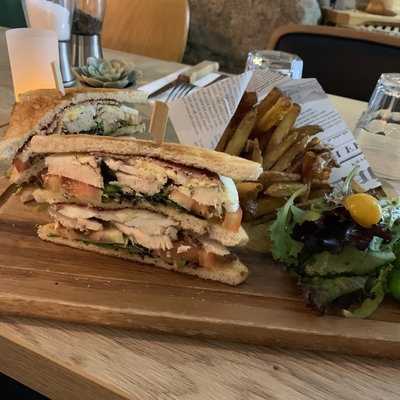 Club sandwich avec des frites maison image