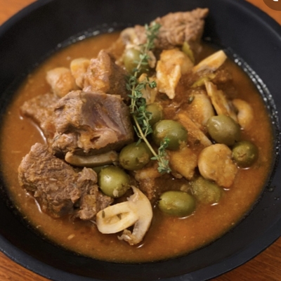 Sauté De veau aux olives avec pâtes image