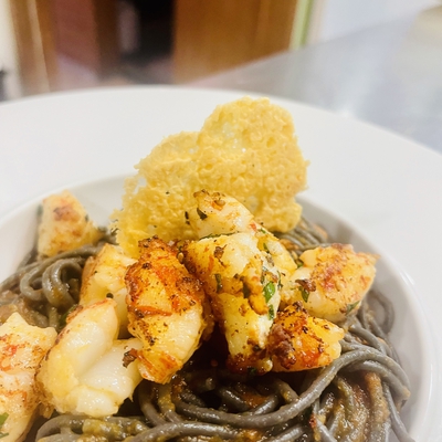 Spaghetti aux gambas, pâtes à l'encre, bisque de gambas, gambas sauvages image