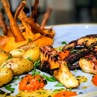 Polpo croccante, crema di piquillo, purè e chips di patata dolce, patate novelle saltate image