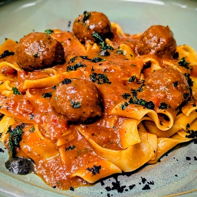 Papardelle polpette al succo d'oliva image