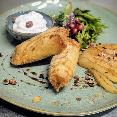 Croccante di caprino, miele e nocciole, con pera arrosto image